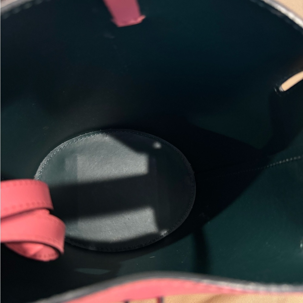 Burberry small leather bucket bag - Picture 13 of 16